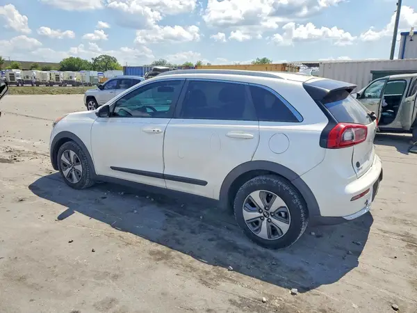 KNDCB3LC7H5036507 2017 KIA NIRO - Image 2