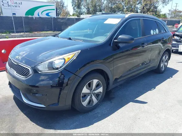 KNDCB3LC7H5043974 2017 KIA NIRO - Image 2