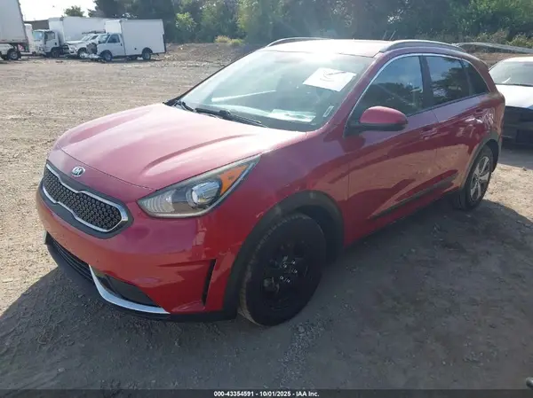 KNDCB3LC7H5063559 2017 KIA NIRO - Image 2