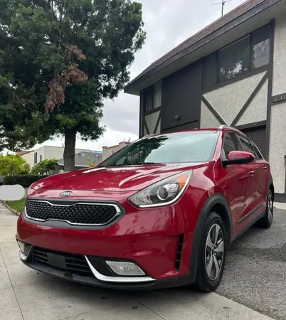 KNDCB3LC7H5069846 2017 KIA NIRO - Image 2
