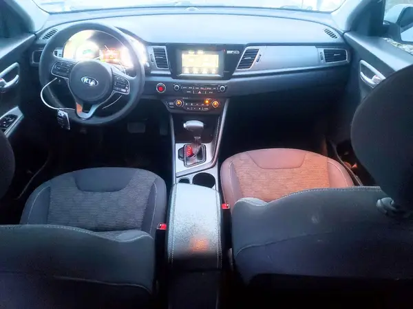 KNDCB3LC7H5096304 2017 KIA NIRO - Image 8
