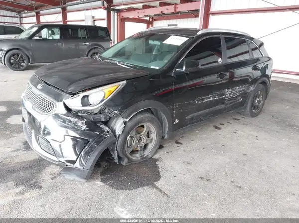 KNDCB3LC7J5156717 2018 KIA NIRO - Image 2