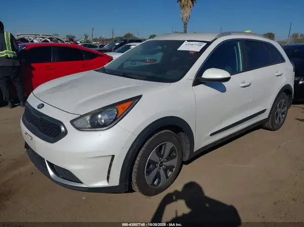 KNDCB3LC7K5225066 2019 KIA NIRO - Image 2