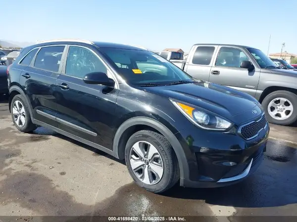 KNDCB3LC7K5245057 2019 KIA NIRO - Image 1