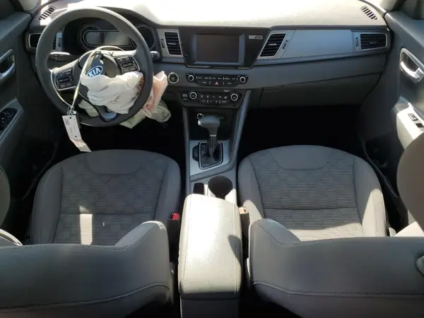 KNDCB3LC7K5263218 2019 KIA NIRO - Image 8