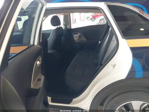 KNDCB3LC7M5470663 2021 KIA NIRO - Image 8