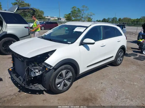 KNDCB3LC7N5515750 2022 KIA NIRO - Image 2