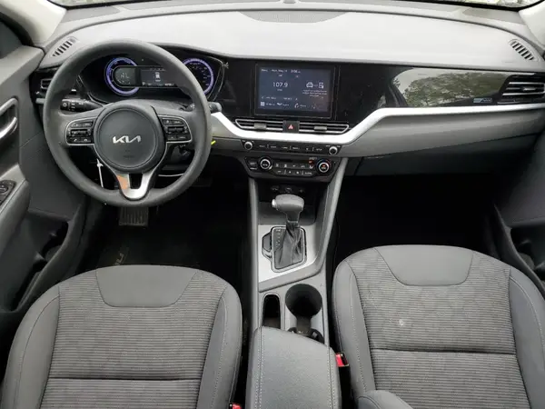 KNDCB3LC7N5537943 2022 KIA NIRO - Image 8