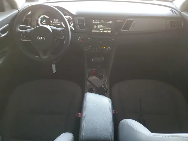 KNDCB3LC8H5044079 2017 KIA NIRO - Image 8