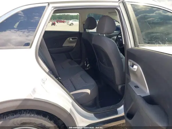 KNDCB3LC8H5049928 2017 KIA NIRO - Image 8
