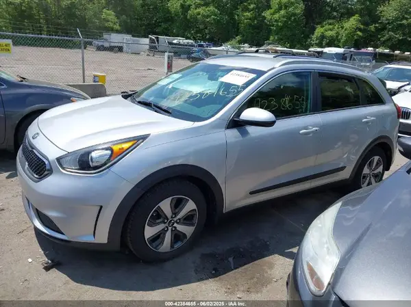 KNDCB3LC8H5057821 2017 KIA NIRO - Image 2