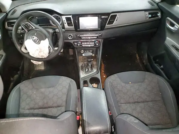 KNDCB3LC8H5068396 2017 KIA NIRO - Image 8