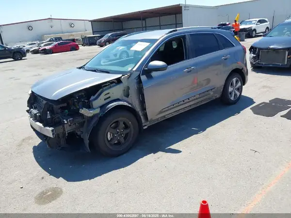 KNDCB3LC8H5085215 2017 KIA NIRO - Image 2