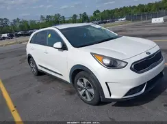 KNDCB3LC8J5118610 2018 KIA NIRO