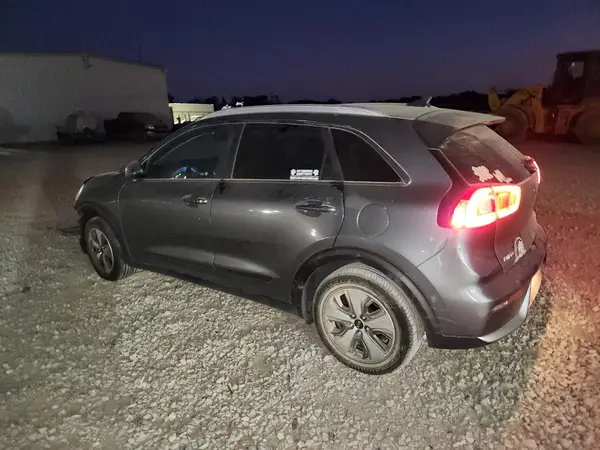 KNDCB3LC8J5150652 2018 KIA NIRO - Image 2