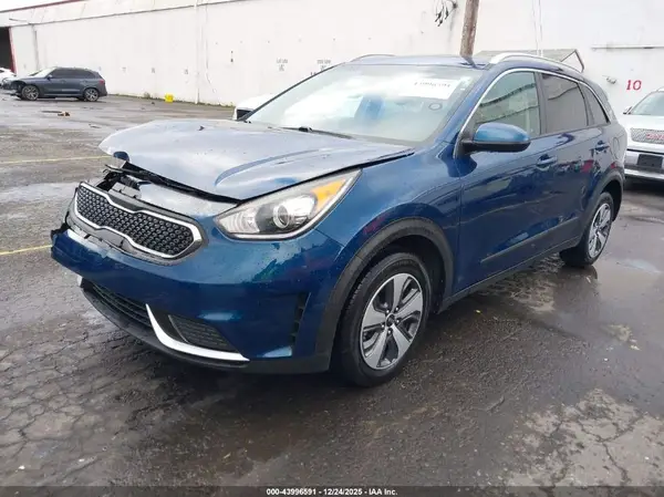 KNDCB3LC8J5157584 2018 KIA NIRO - Image 2