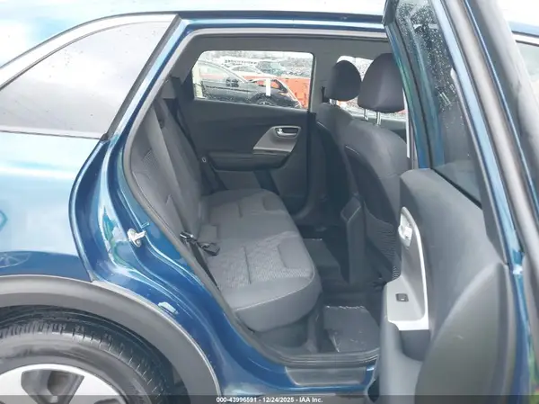 KNDCB3LC8J5157584 2018 KIA NIRO - Image 8