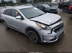 KNDCB3LC8J5158461 2018 KIA NIRO