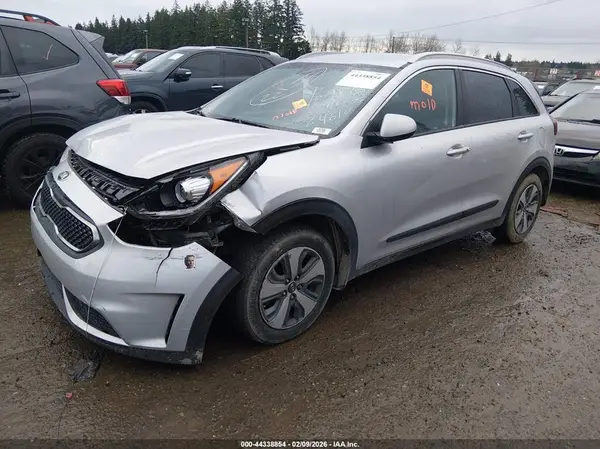 KNDCB3LC8J5158461 2018 KIA NIRO - Image 2