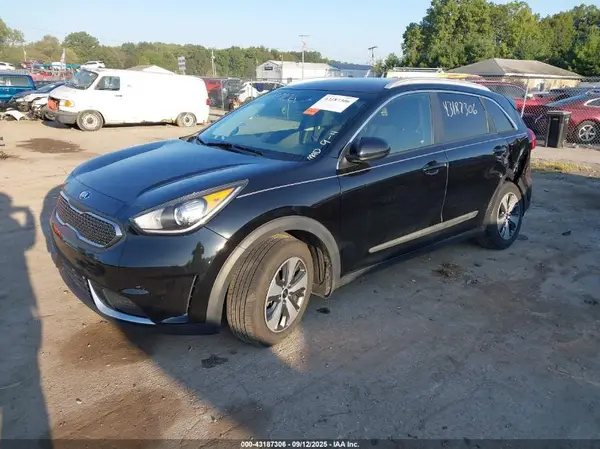 KNDCB3LC8J5211790 2018 KIA NIRO - Image 2