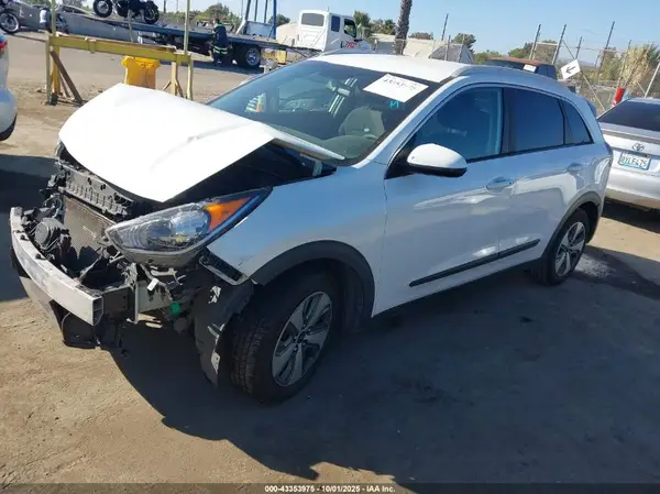 KNDCB3LC8K5240398 2019 KIA NIRO - Image 2