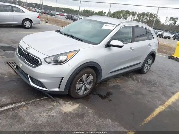 KNDCB3LC8K5257721 2019 KIA NIRO - Image 2