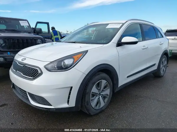 KNDCB3LC8K5284207 2019 KIA NIRO - Image 2