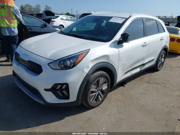 KNDCB3LC8N5540818 2022 KIA NIRO - Image 2