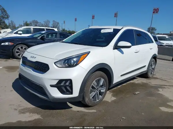 KNDCB3LC8N5547879 2022 KIA NIRO - Image 2
