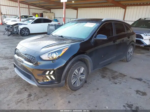 KNDCB3LC8N5548725 2022 KIA NIRO - Image 2