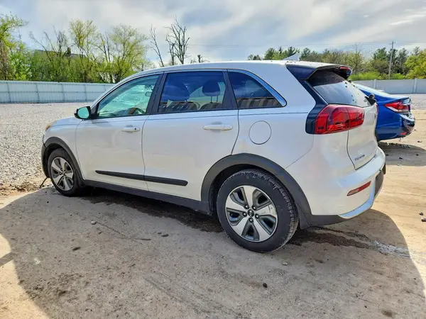 KNDCB3LC9H5059111 2017 KIA NIRO - Image 2