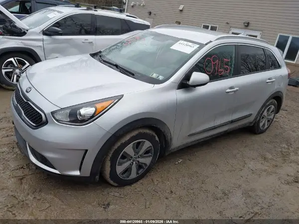 KNDCB3LC9H5062946 2017 KIA NIRO - Image 2