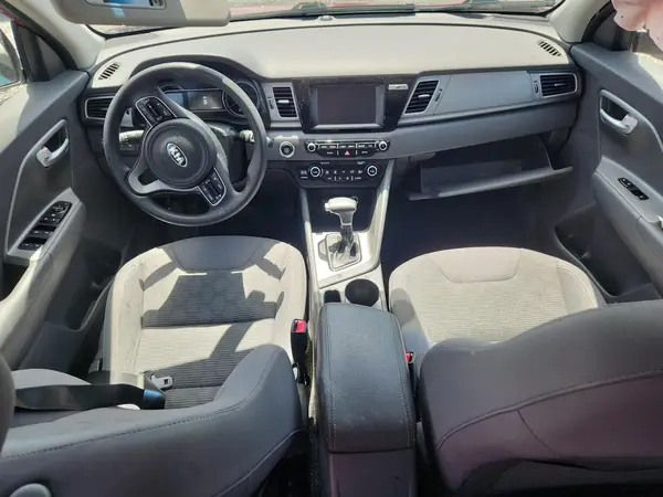KNDCB3LC9J5110063 2018 KIA NIRO - Image 8