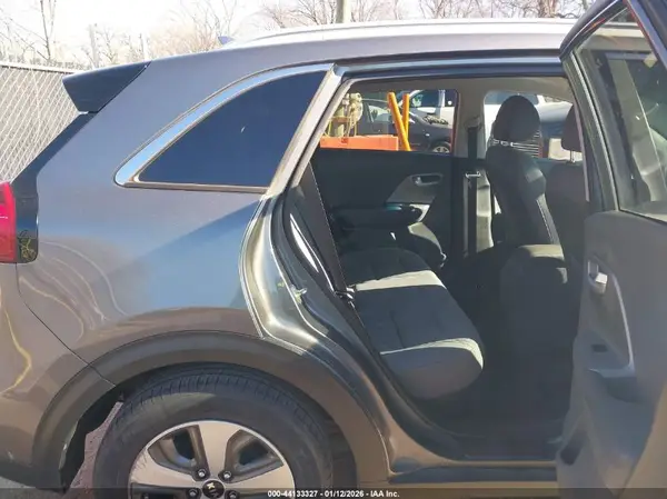 KNDCB3LC9J5122780 2018 KIA NIRO - Image 8