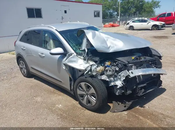 KNDCB3LC9J5125601 2018 KIA NIRO - Image 1