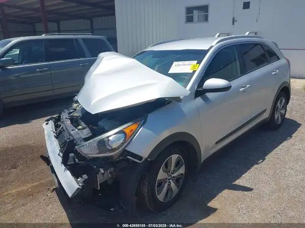 KNDCB3LC9J5125601 2018 KIA NIRO - Image 2