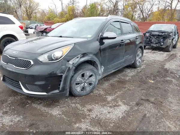 KNDCB3LC9J5130393 2018 KIA NIRO - Image 2