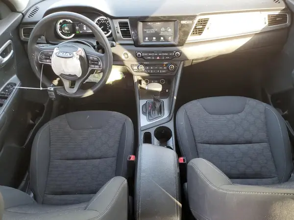 KNDCB3LC9J5132757 2018 KIA NIRO - Image 8