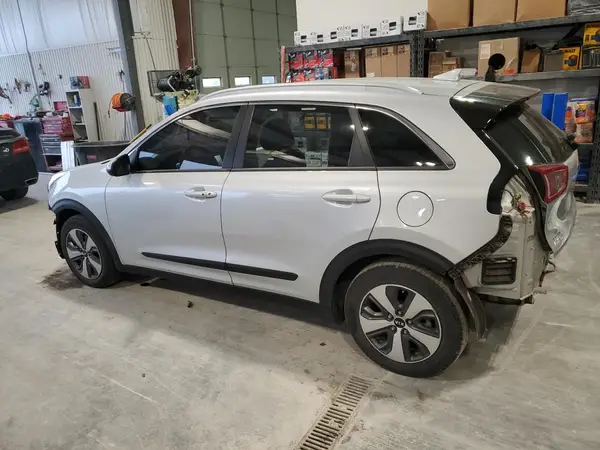 KNDCB3LC9J5138817 2018 KIA NIRO - Image 2