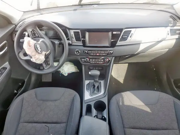 KNDCB3LC9J5147050 2018 KIA NIRO - Image 8