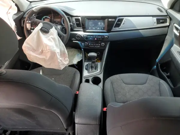 KNDCB3LC9J5152071 2018 KIA NIRO - Image 8