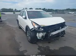 KNDCB3LC9J5204587 2018 KIA NIRO