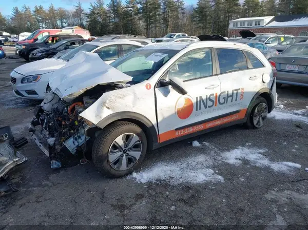 KNDCB3LC9N5540584 2022 KIA NIRO - Image 2