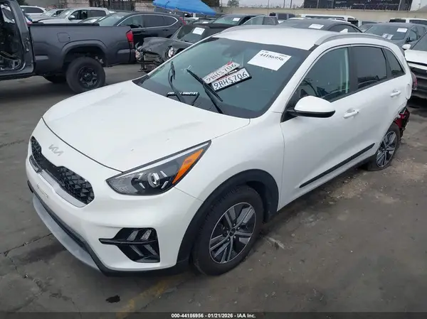 KNDCB3LC9N5547843 2022 KIA NIRO - Image 2