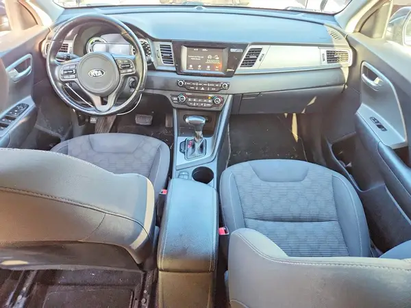 KNDCB3LCXH5060784 2017 KIA NIRO - Image 8