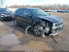 KNDCB3LCXJ5158204 2018 KIA NIRO