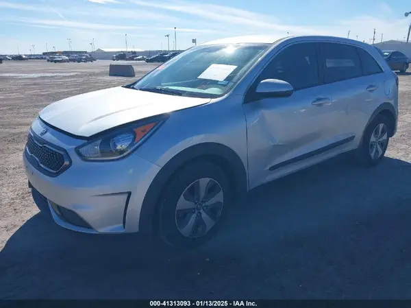 KNDCB3LCXK5220301 2019 KIA NIRO - Image 2