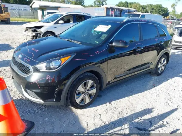 KNDCB3LCXK5260930 2019 KIA NIRO - Image 2
