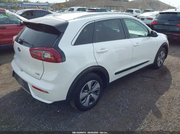 KNDCB3LCXK5262841 2019 KIA NIRO - Image 2