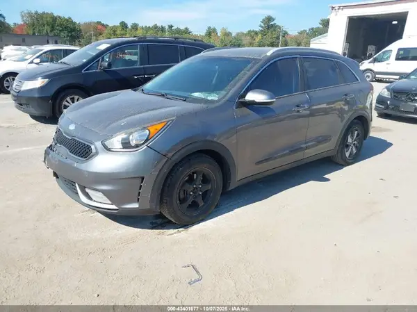 KNDCC3LC1H5037570 2017 KIA NIRO - Image 2